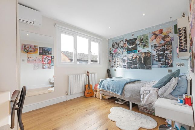 Terraced house to rent in Mildmay Street, London