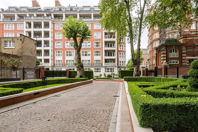4 bed flat for sale in Palace Green, Kensington