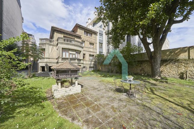Villa for sale in Calle Pérez De La Sala 33007, Oviedo, Asturias