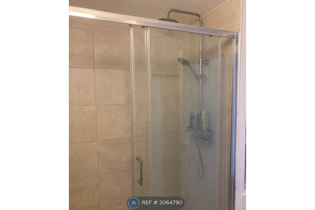 Flat, Helsby Court Pollitt Drive, London photo 5