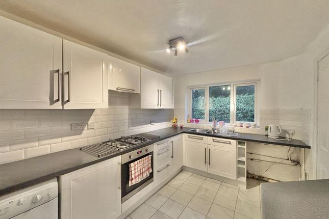 10, Wardlow Walk, Glossop photo 3