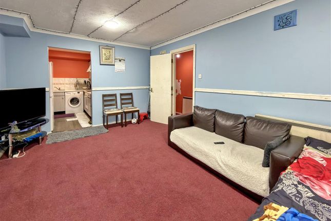 17, Stirling Grove, Hounslow photo 3