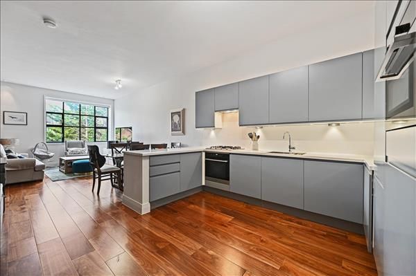 Flat for sale in Grenville Place, Mill Hill, London