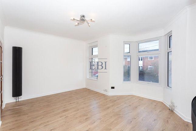 25B, Carnarvon Road, London photo 2
