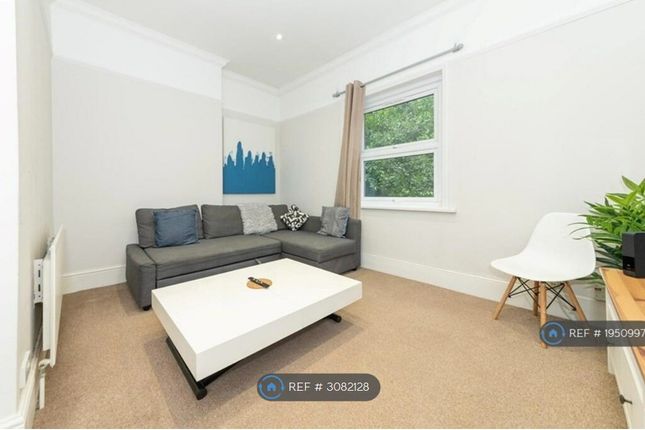 Flat, Reading photo 5