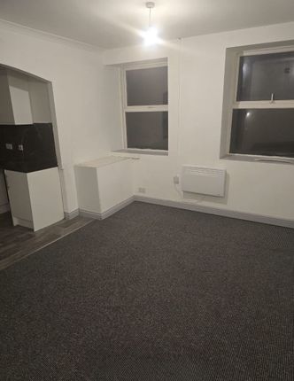 5C Market Street, Heckmondwike photo 5