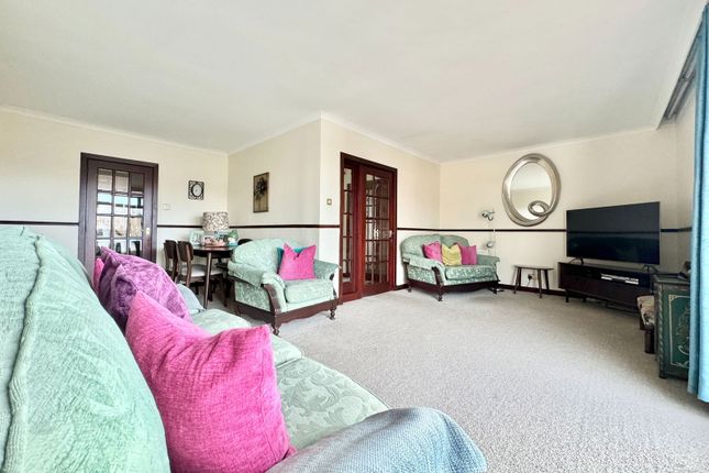 18, Kelvin Gardens, Glasgow photo 4