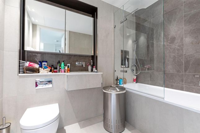 Flat for sale in Carrara Tower, Bollinder Place, London