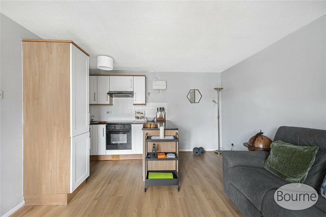 24, Kingfisher Walk, Ash photo 3