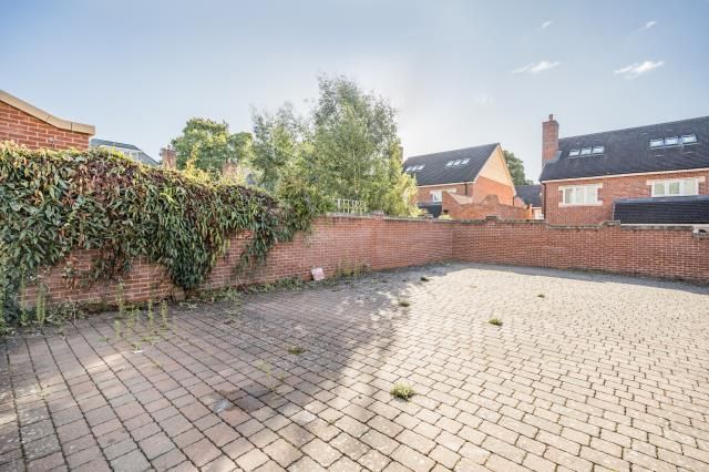 10, Eaker Street, High Wycombe photo 3
