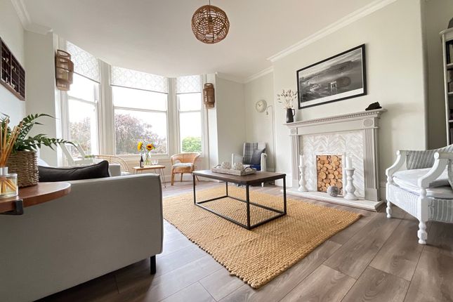 Flat 2, 25 Grosvenor Crescent, Scarborough photo 2