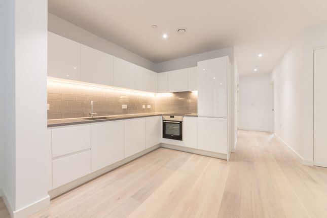 Flat to rent in Commodore House, 2 Admiralty Avenue, Royal Wharf, London