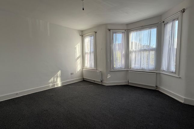 30, Dersingham Avenue, London photo 2