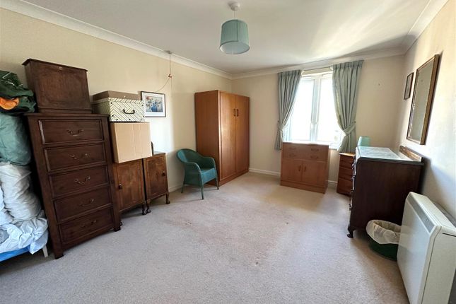 Flat to rent in Windsor Way, Aldershot