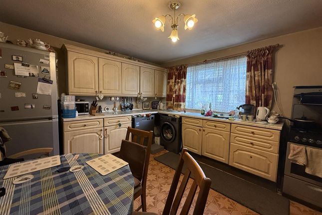 10, Shore Close, Feltham photo 3