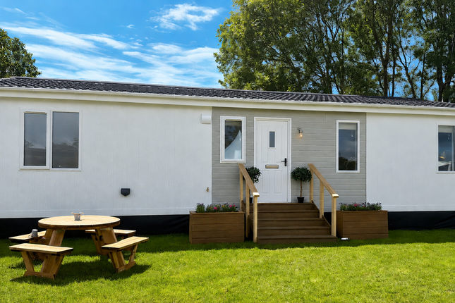 2-bed caravan on 40, The Crescent, Allington, £195,000