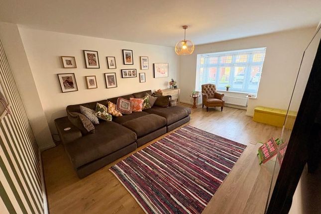 Amberwood Avenue, Castleford photo 4