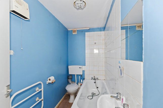 Flat 4A, The Tower Centre, Alvescot Road, Carterton, Oxfordshire, OX18 photo 5