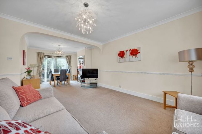 22 Strathmore Gardens, Hornchurch photo 2