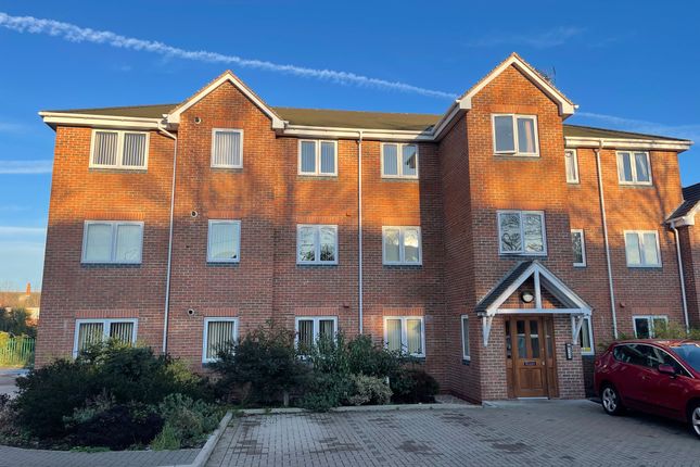 Thumbnail Flat to rent in Westwood Court, Atherstone