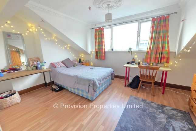 Norwood Place, Hyde Park photo 2