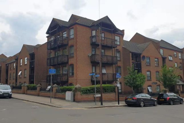 2 bed flat for sale in Horseshoe Close, London E14