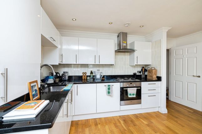Flat 7, 35, Woodseer Street, London photo 3