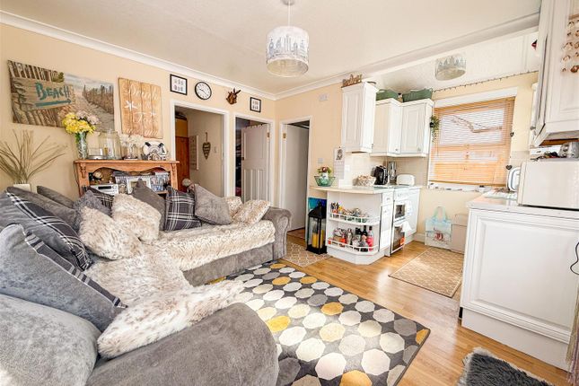9, Midway, Jaywick photo 3