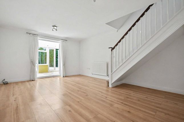 25, The Old Orchard, Surrey photo 2