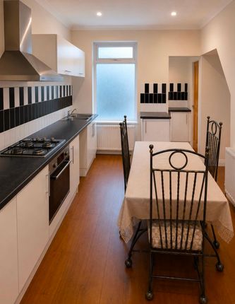 13, Russell Rise, Luton photo 4