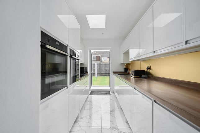 11, Saffron Close, West Sussex photo 3