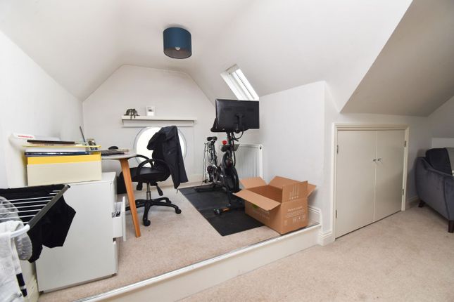 Flat 5, 2a, The Green, Walton-on-Thames photo 4