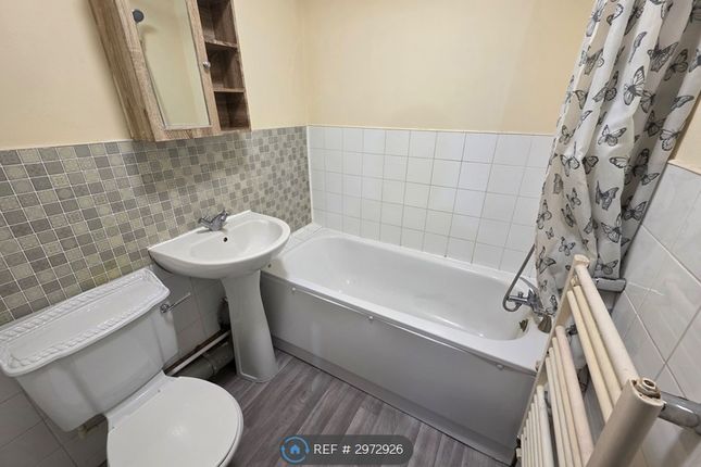 Flat, A Wangey Road, Romford photo 5
