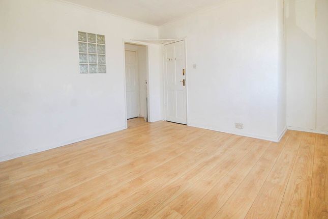 Yeading Court, Hayes Middlesex photo 3