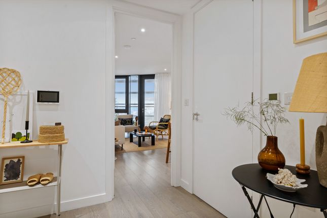 Flat for sale in Goodwin Street, London