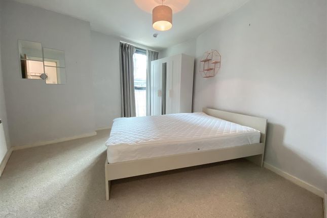 Flat to rent in City Point 2, Chapel Street, Salford