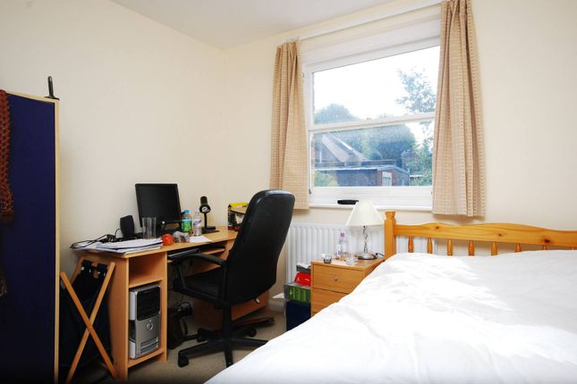 Flat to rent in Avenue Road, Acton, London