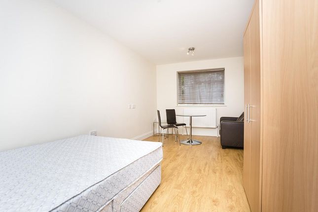 10c, 122, Bunns Lane, London photo 4