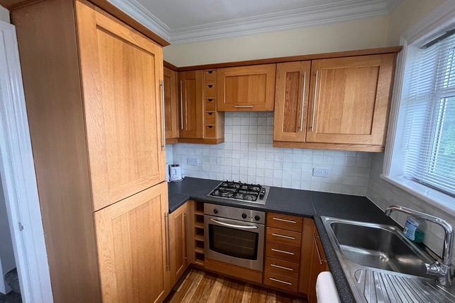 12B, Ashleigh Road, Leeds photo 3