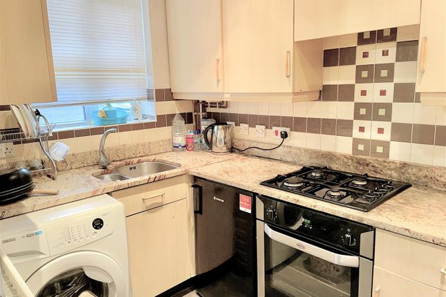 15, Wroxham Way, Ilford photo 4