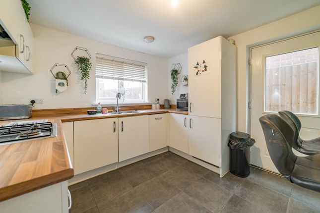 8 Textile Close, Middleton photo 4