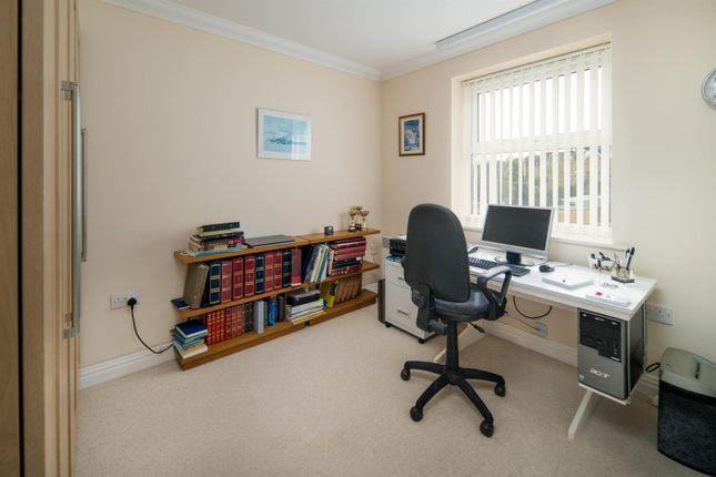 Flat for sale in Medina Gardens, Cowes