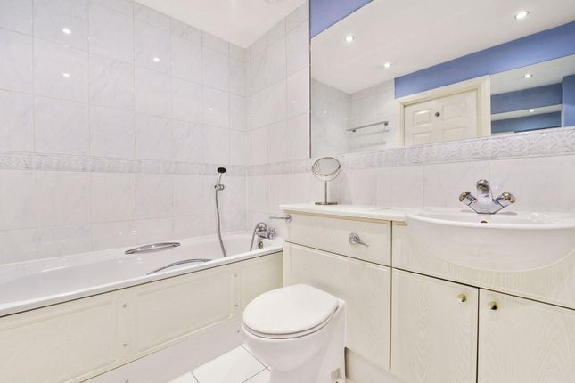 Town house for sale in Chelsea Gardens, Ealing