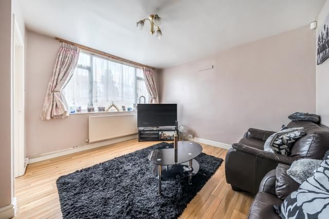108, Tamar Way, Slough photo 4
