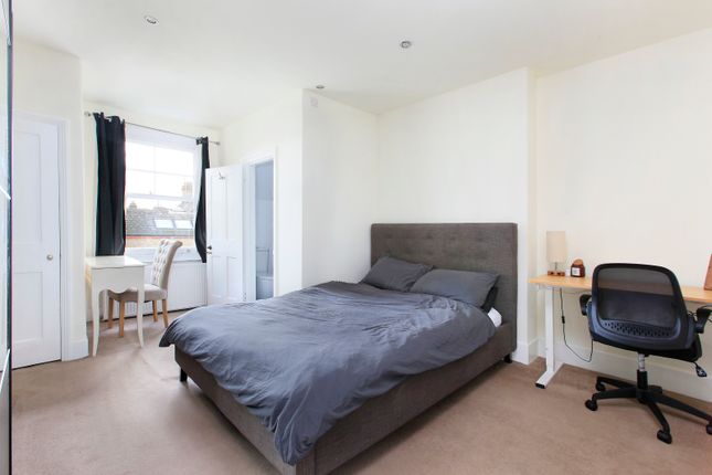 Flat for sale in Mayford Road, Wandsworth