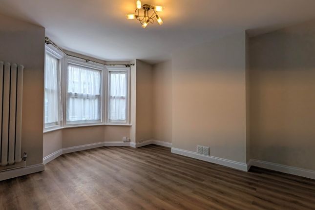 Flat B, 156, Folkestone Road, Kent photo 2