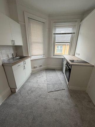 1 Methuen Close, Bournemouth photo 3