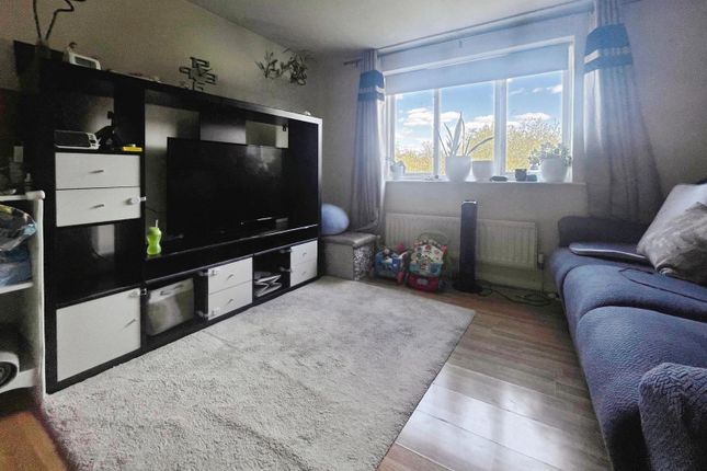 57, Lovegrove Drive, Slough photo 4