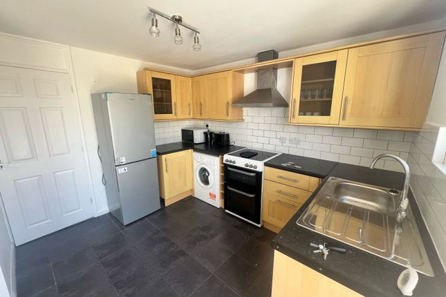 Room 2, 60 Thornton Place, Horley photo 3