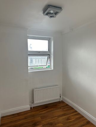 Flat to rent in Stanstead Road, London